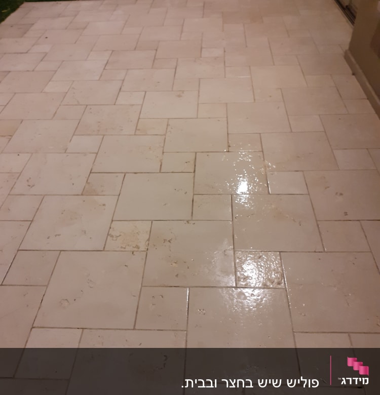 רצפה רטובה לאחר ניקוי עם סימני מים
